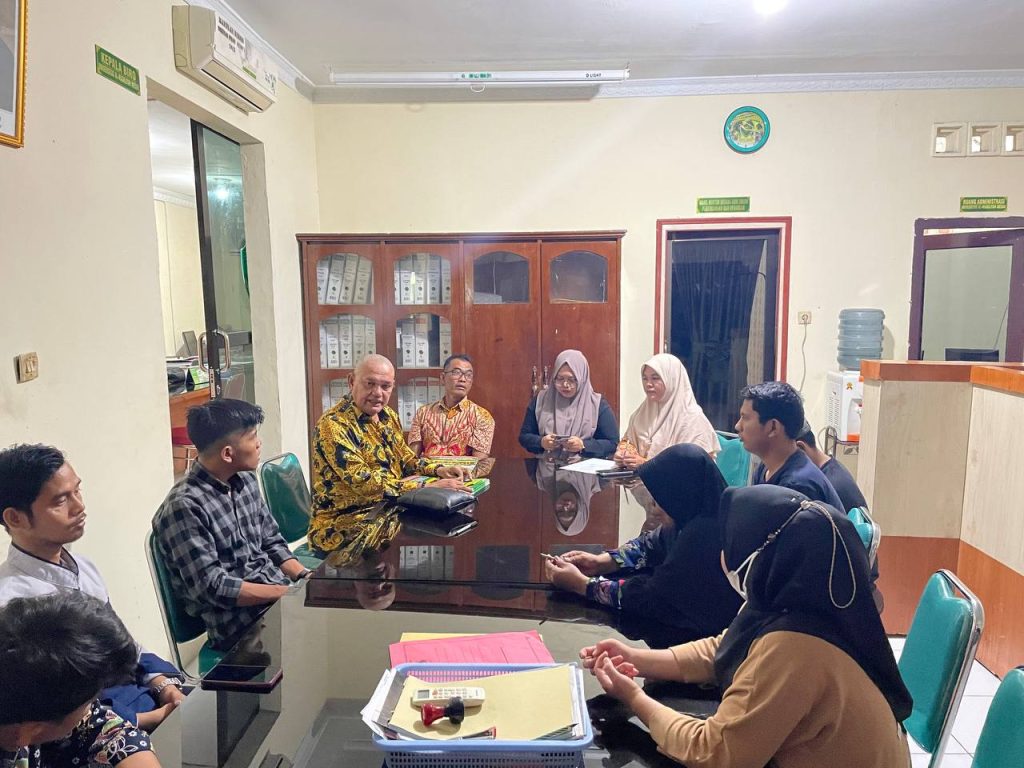 PENANDATANGANAN DAN PENYERAHAN KONTRAK KERJA PEGAWAI KEBERSIHAN DI LINGKUNGAN UNIVA MEDAN