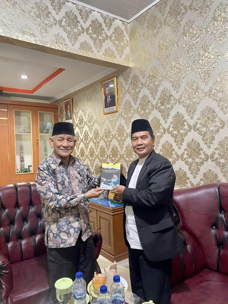 KETUA UMUM AL WASHLIYAH MENYERAHKAN BUKU KARYANYA KEPADA PROF. HASBALLAH THAIB