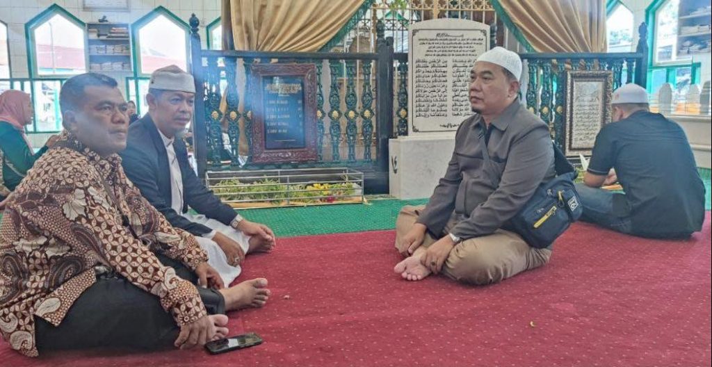 rektor univa berziarah ke makam Syekh Muhammad Arsyad al-Banjari
