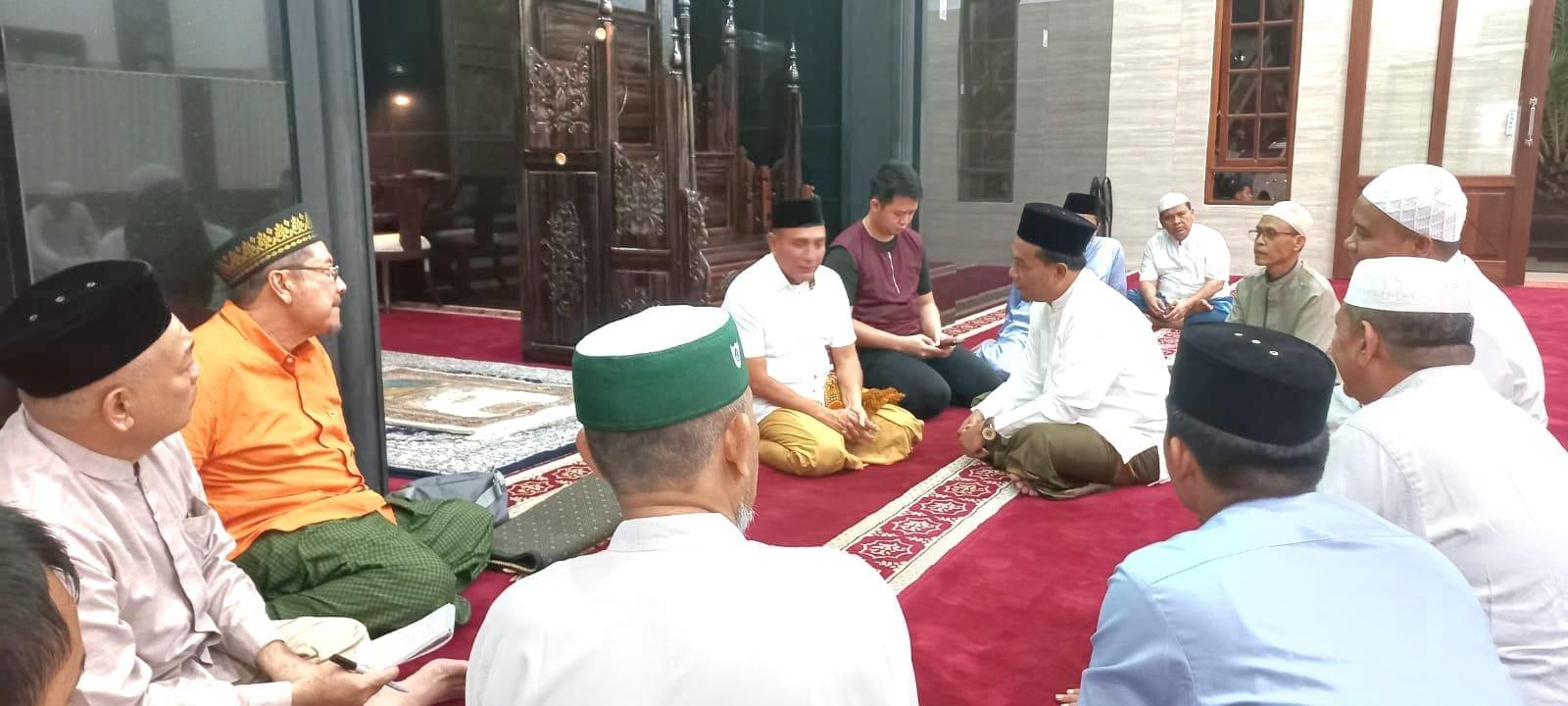 Rektor dan Wakil Rektor UNIVA Medan shalat subuh berjamaah di rumah dinas gubernur